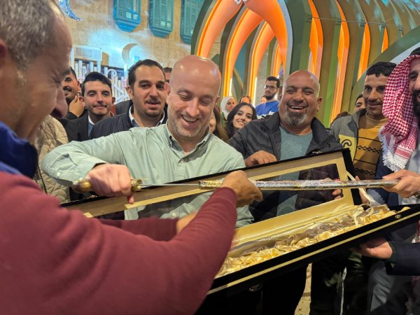 في أجواء رمضانية مميزة… موظفو الجمعية الملكية لحماية الطبيعة يكرّمون المدير العام فادي الناصر