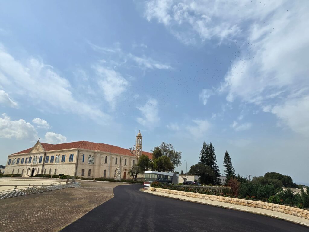 مشهد طبيعي استثنائي يواكب زيارة بيئية إلى بكركي: أسراب اللقلق المهاجرة ترسم رسالة أمل فوق الصرح